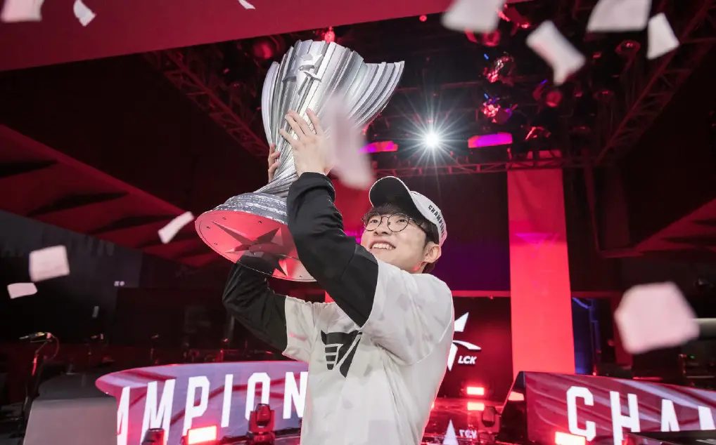 T1力克BRO，Deft拿下关键大龙激烈交锋四强赛，成为赛场最大亮点